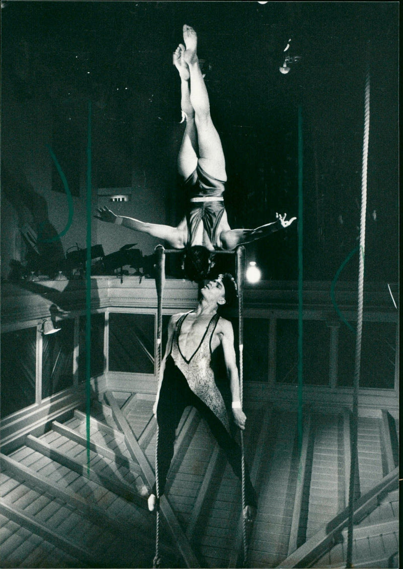 1989 MILLION MARK AMOUNTS KIDNEY PROJ PARIS ARTIST FILM - Vintage Photograph