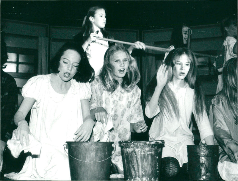 1997 SCHOOLS SCHULER SHEAT ACTION SCHOOL VARIETE SCHUL MUSICA PREMIERE CLAUDIA - Vintage Photograph