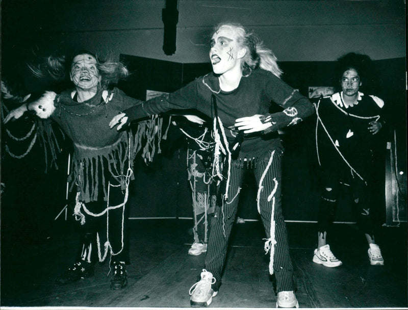 1999 SCHOOLS SCHULER SHEAT ACTING SCHOOL VARIETE SCHUL MAIN MICHAEL JACKSON - Vintage Photograph