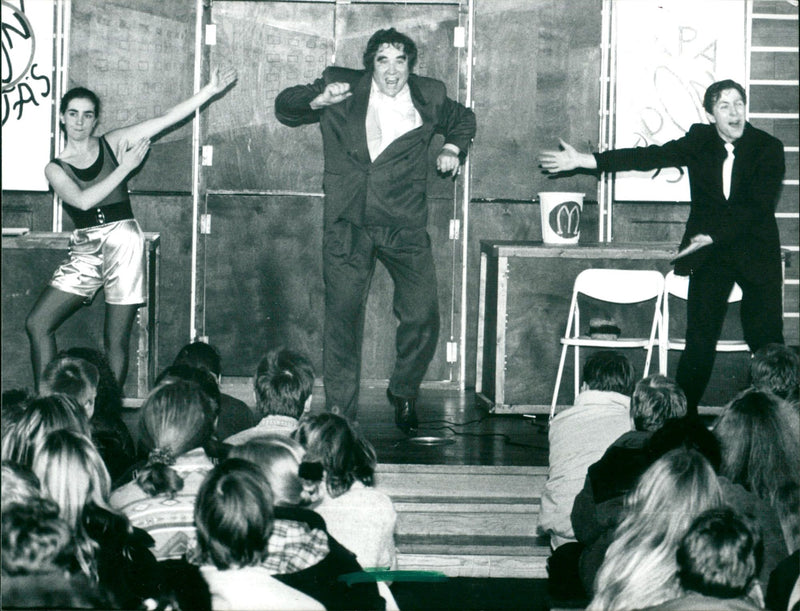 SCHOOLS SCHULER SHEAT ACTING SCHOOL ENGLAND WHITE DIANA - Vintage Photograph