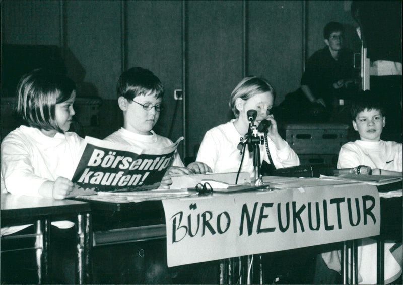 1998 PLAYS LEVEL KISS PURCHASE MUSIC MACHINE WHICH FRANCE - Vintage Photograph