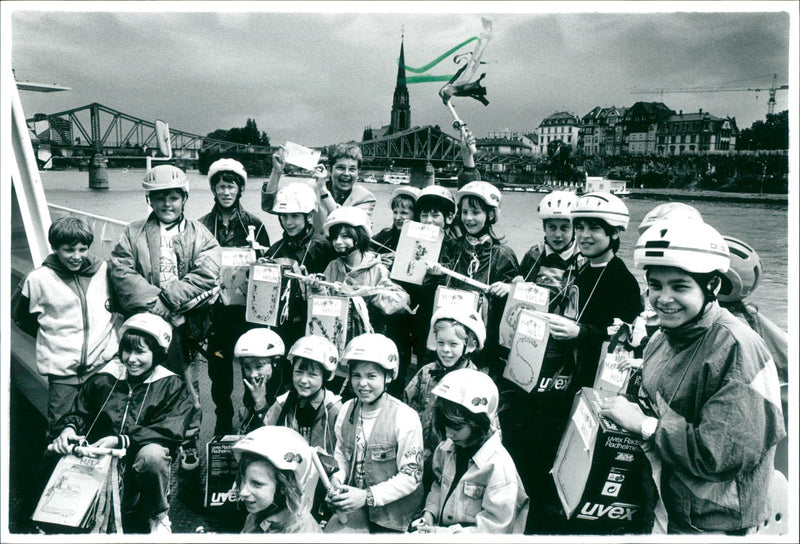 MUSIC LEVEL KREDL GRUNELIUS SCHOOL COMPETITION HAPPY HELMET ACTIO - Vintage Photograph