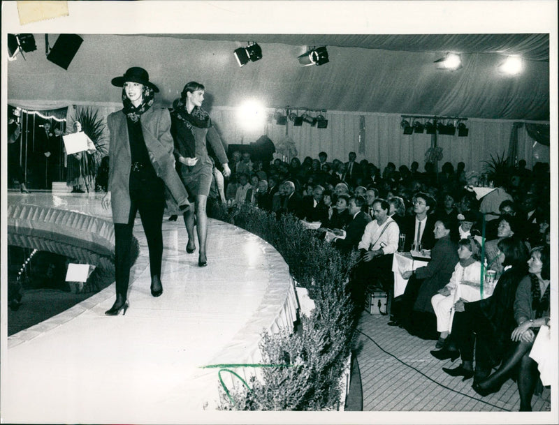1989 LUXURY TENT WHICH LOCATED ABOVE LUCAEBRUNNEN AND LARGE PARTS FILM - Vintage Photograph