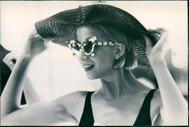 1990 LUXURY TENT WHICH LOCATED ABOVE LUCAEBRUN PARIS FILM - Vintage Photograph