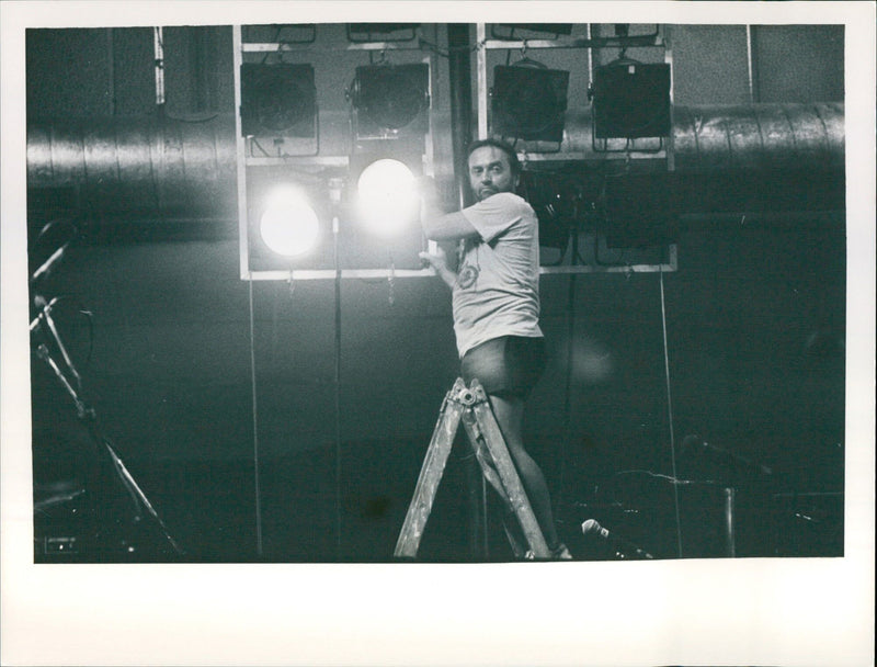 1989 MUSIC BELL LIGHTS RUSICHALL FLEN SABINE PALLASKA ROGERS - Vintage Photograph