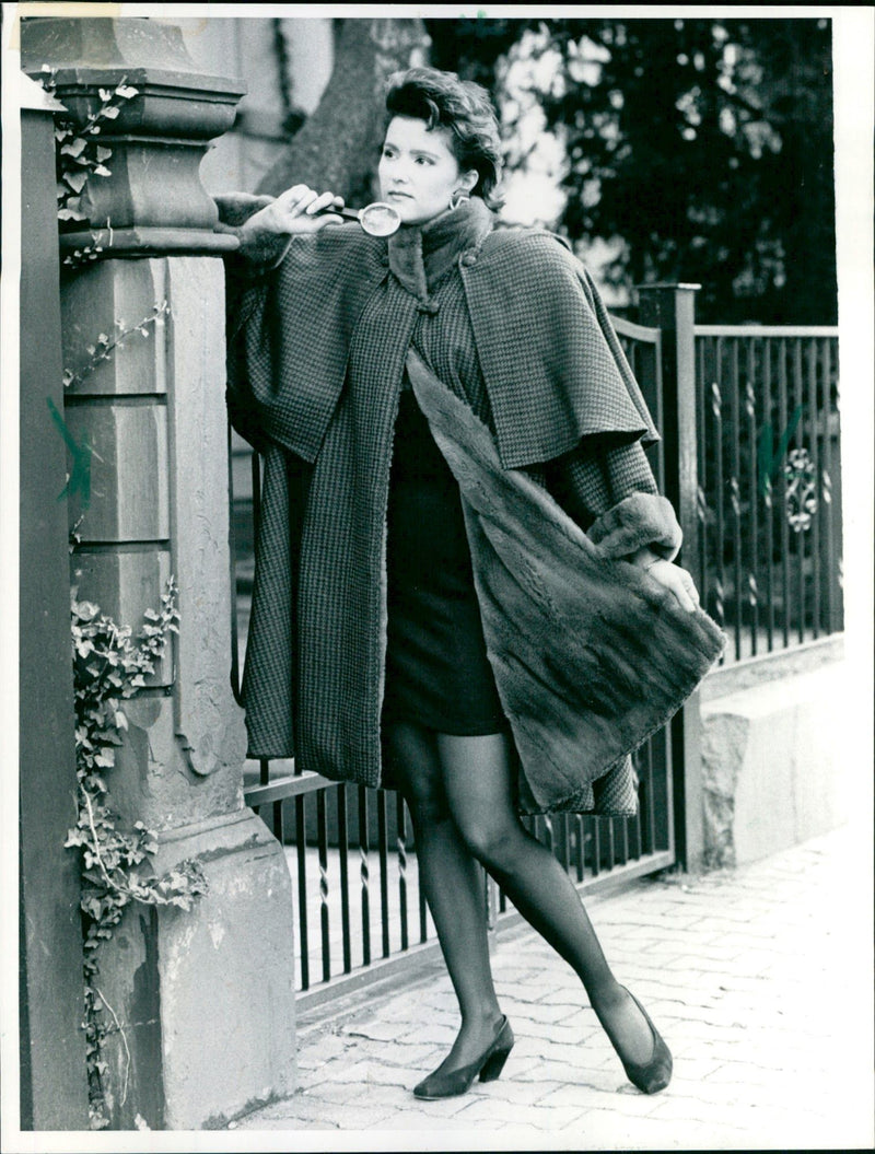 LUUPSER ASTRID FEMALE FOX MODEL INTRODUCED LAUX BOTH - Vintage Photograph