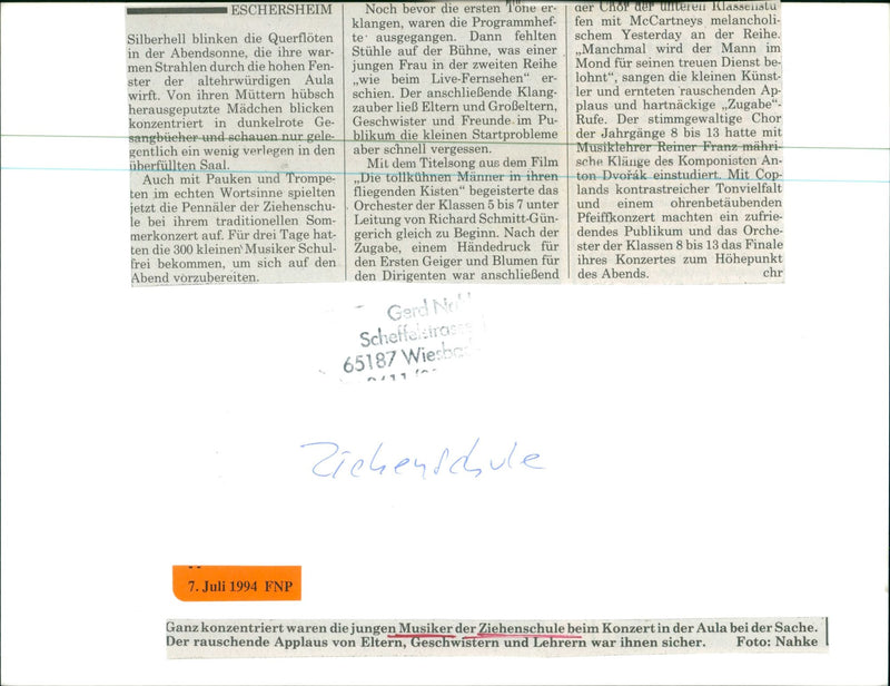 1994 SCHOOLS ZIERENSCHULE HELD THEIR TRADITIONAL SOM MER MAW FILM - Vintage Photograph