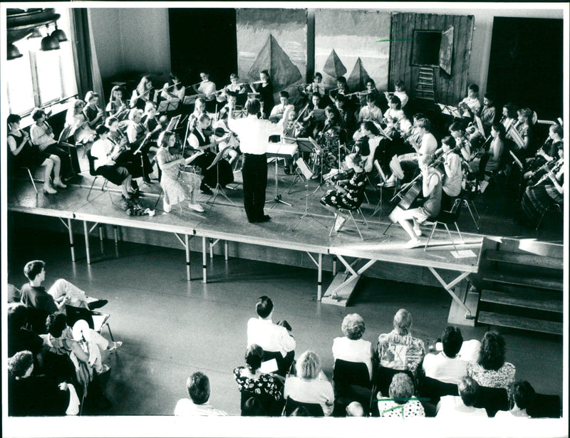 1994 SCHOOLS ZIERENSCHULE HELD THEIR TRADITIONAL SOM MER MAW FILM - Vintage Photograph