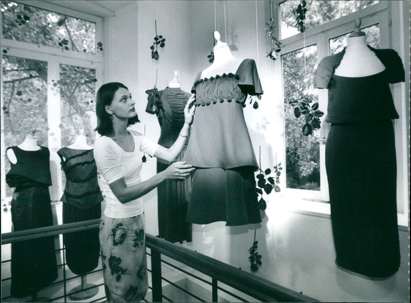 HOLZHAUSENS ESCOGSAR EXHIBITION KFURT MODELS FRANKFURT - Vintage Photograph