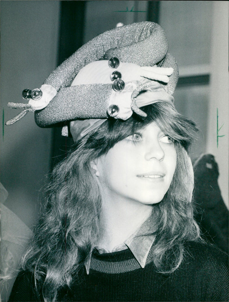 FASHION VARIOUS FLUE ROO SNAKE CARRIER NESS THIS HEADGEAR MADE FILM - Vintage Photograph