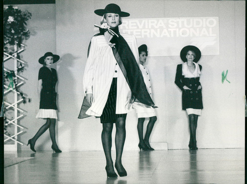 1980 LUXURY TENT WHICH LOCA FILM LADY INTERNATIONAL DESIGNER - Vintage Photograph