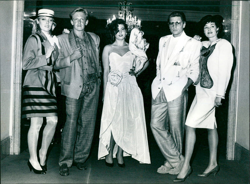 1988 LUXURY TENT WHICH LOCATED ABOVE LUCAEBRUNNE FILM - Vintage Photograph