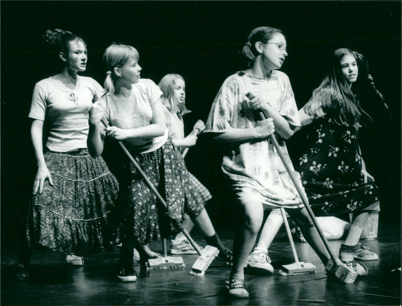 1997 SCHOOLS ANPA SCHMIDT SCHOOLWOMEN TAKES MUSICAL ANNIE - Vintage Photograph