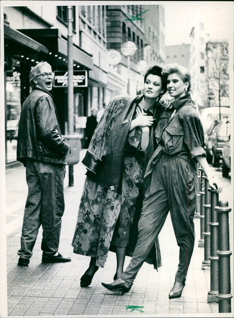 1989 LUXURY TENT WHICH LOCATED ABOVE LUCAE MARIE FILM - Vintage Photograph