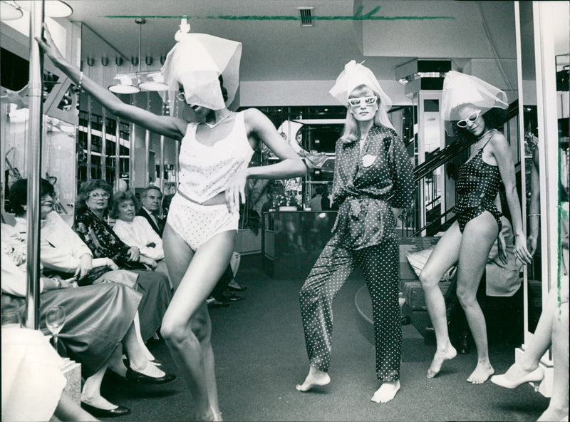 1988 LUXURY TENT WHICH LOCATED ABOVE LUCAEBRUNNE FILM - Vintage Photograph