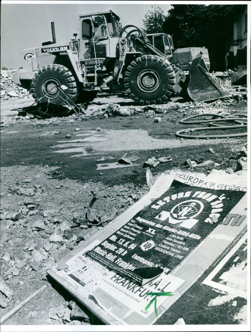 1994 USIC SIC HALL VOLTASTRAE MEN LEVELED END MUSIC - Vintage Photograph