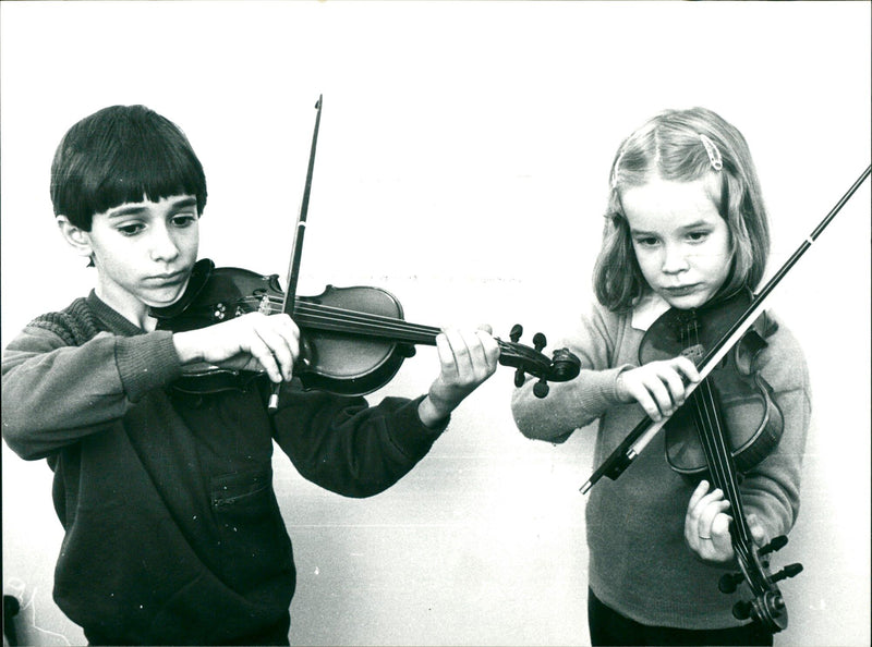 MUSIC SCHOOL YOUTH MUSIC SCHOOL FEHM FABIO JANINA UBEN VIOLIN - Vintage Photograph