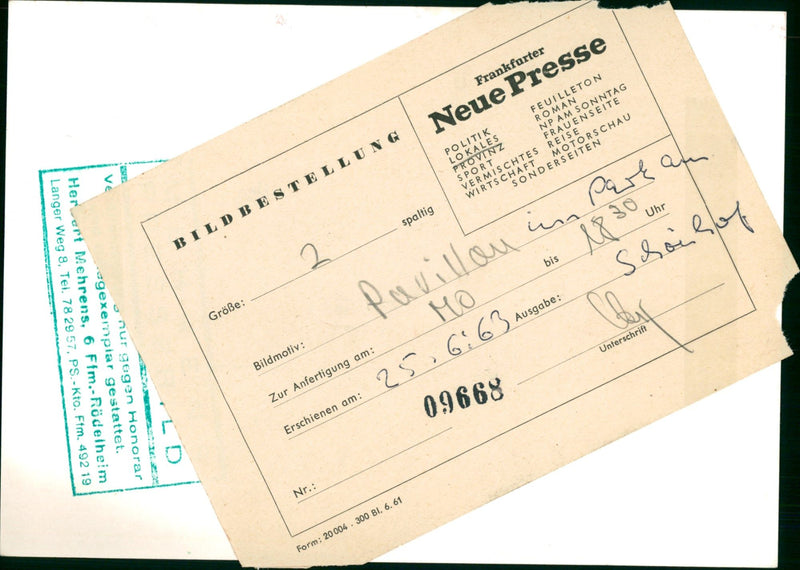 SCHONHOF MODEL MUZIK EXERCISE CENTER THERE FRANKFURTER NEW PRESS FLETON WOME - Vintage Photograph