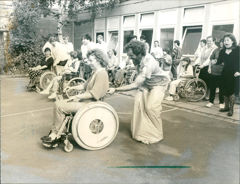 1987 ULEN HEINRICH STEUL DISABLED THEIR PROBLEMS PLAY AND MUSIC FOOT - Vintage Photograph