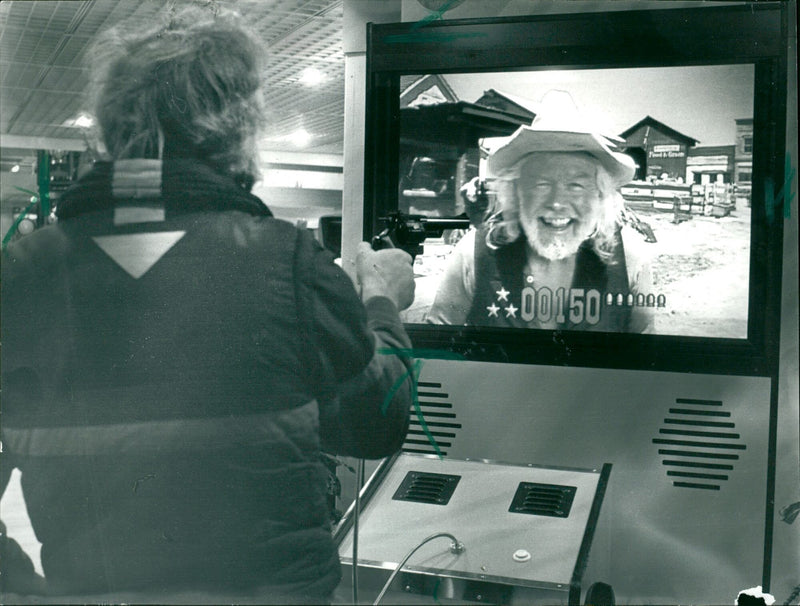 1992 MASSEN WESSE INDIANS TOCH UNDERHALTUNG DOVE ATEN VIDEOPIE EXCITING MUSICAL - Vintage Photograph