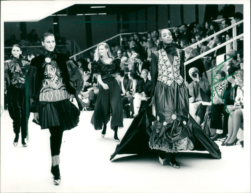 WATCH MODE FASHION FUD PALAZZO GLOSSES BROCADE VELVET SILKTA FILM - Vintage Photograph