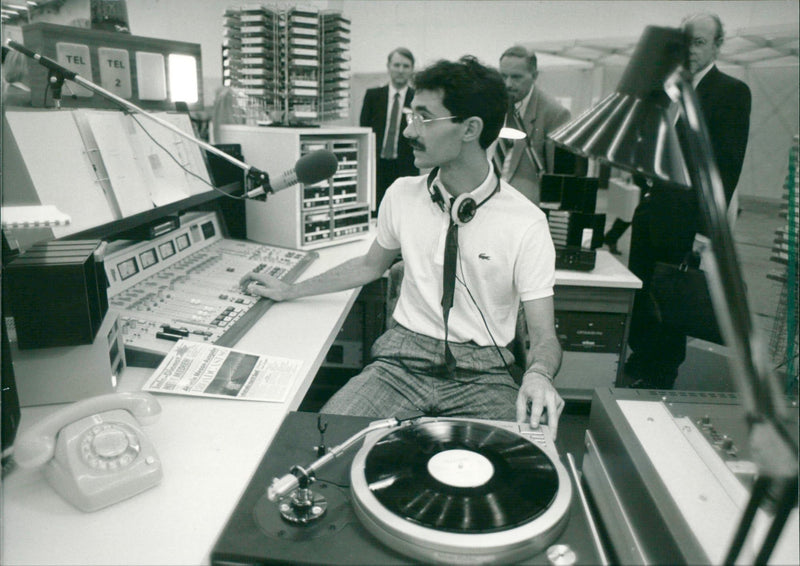 1987 FOOL FAIRS SERIES BROADCAST SHOWN ITSELF ALREADY PREMIERE PRESS FILM - Vintage Photograph