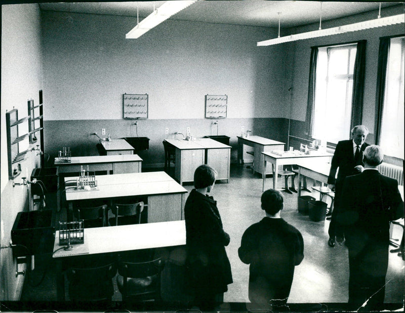 SCHOOLS HELLER HOFFSCHULE PUBLISHED ISSUE MURTES SIGNATURE CHEM - Vintage Photograph