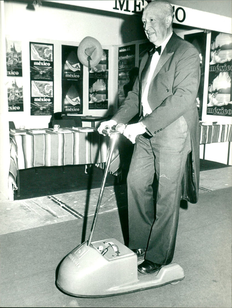 1983 TOURISMA LIFE HOUSING ALER JOHAUN FEN TOURISTICA ESSEU MOVIE - Vintage Photograph