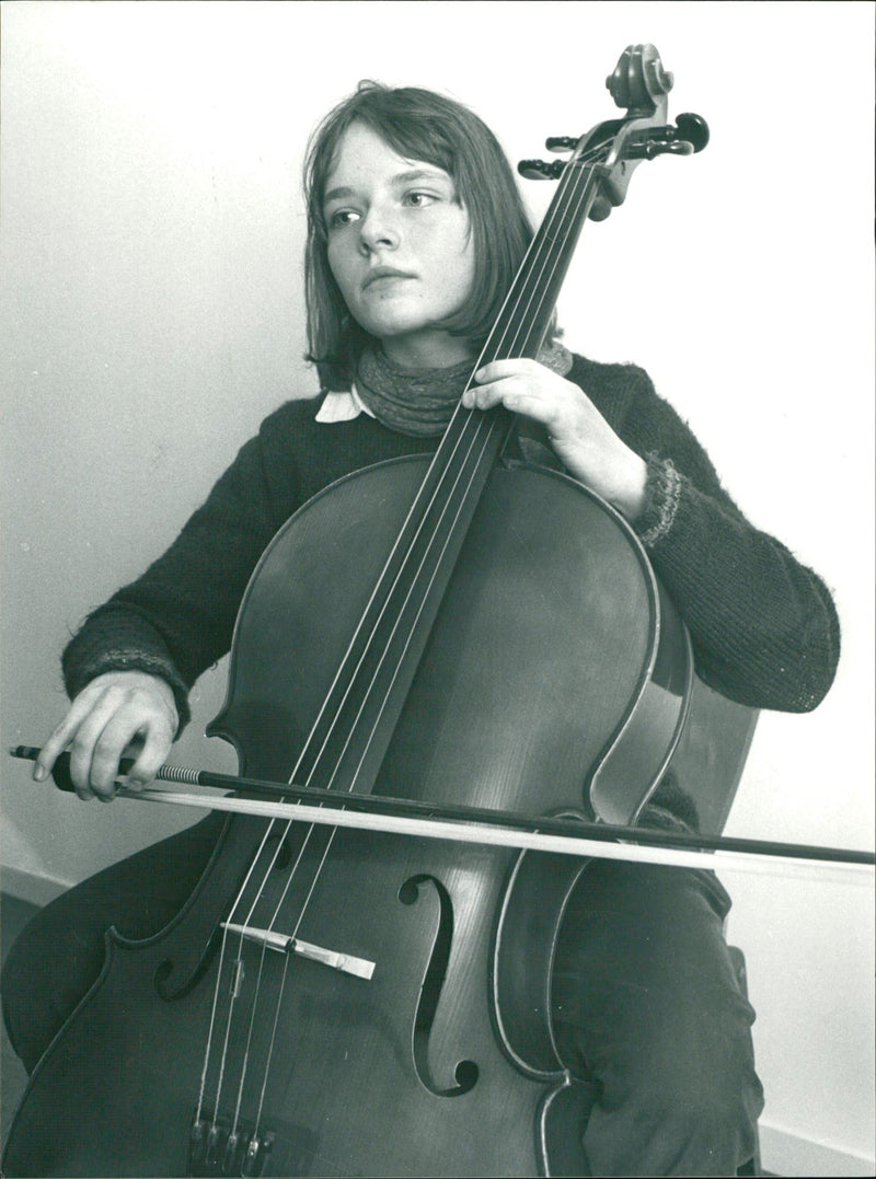 NUSIC SCHOOL YOUTH MUSIC SCHOOL FAHN GISELA UBOD CHE HAMMER - Vintage Photograph