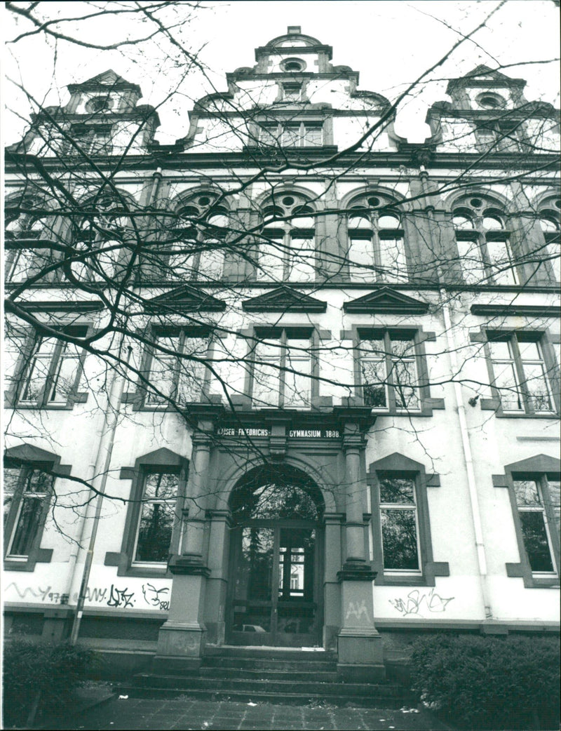 1998 TULEN GYMNASIUM MUSIC PLAYING LEVEL GYM - Vintage Photograph