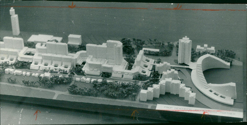 1972 SACHSENHAUSEN MODELS PLAR DARMSTADTER LANDSTRAE SHOWN GUARD SACHS - Vintage Photograph