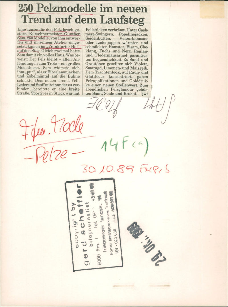 1989 FASHION MODELS DESIGNED HIM SAM SILK CUTS HAIR JACKETS FEN AND WARMED - Vintage Photograph