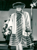 1989 FASHION MODELS DESIGNED HIM SAM SILK CUTS HAIR JACKETS FEN AND WARMED - Vintage Photograph