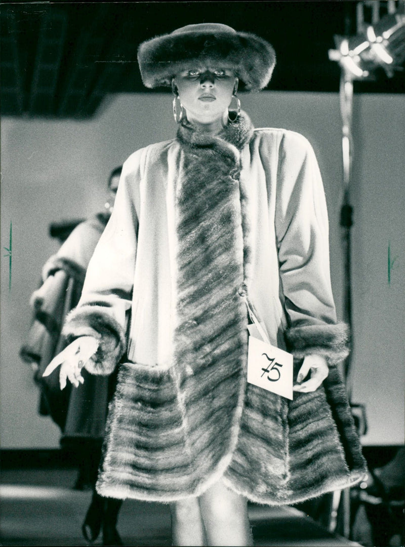 1989 FASHION MODELS DESIGNED HIM SAM SILK CUTS HAIR JACKETS FEN AND WARMED - Vintage Photograph