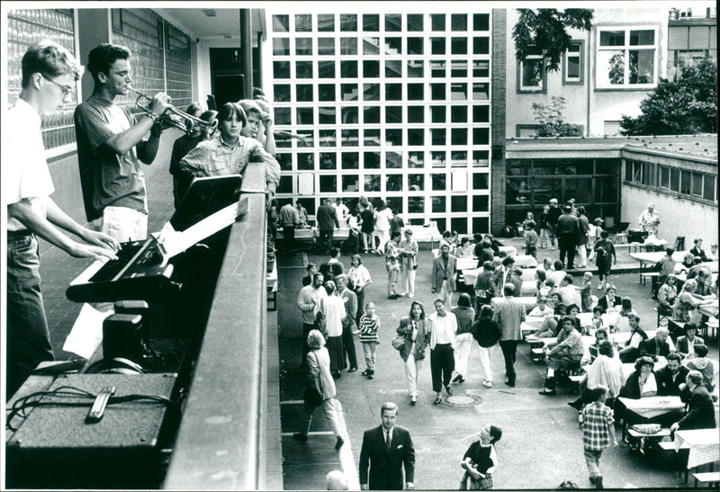 1994 TULEN GYMNASIUM MUSIC PLAYING LEVEL FOLK FESTIVAL SCHOOL FESTI - Vintage Photograph