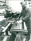 1980 MUSIC FAIR SSL NOTE VADA MUS - Vintage Photograph