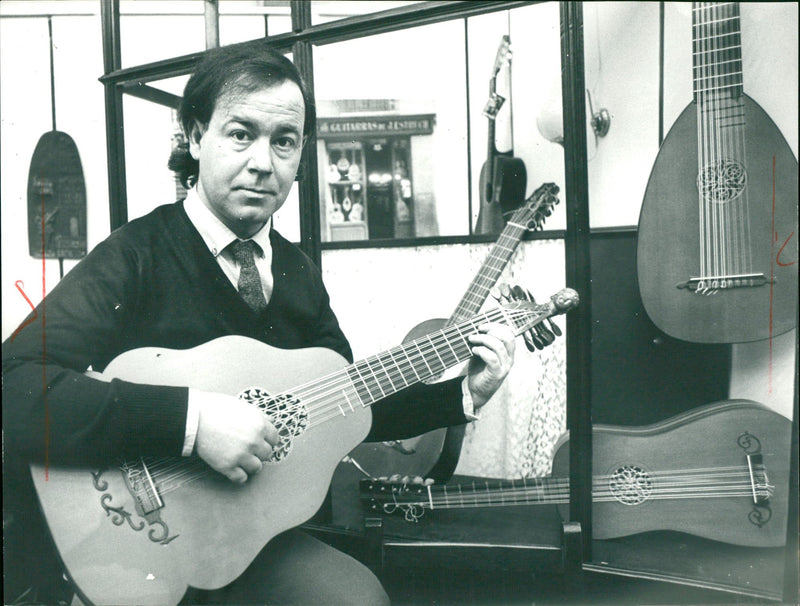FAIR MUSIC FAIR HABIS BESTMUSIKTHENE RENATE POWSKI MAIN MOLTO DUR - Vintage Photograph