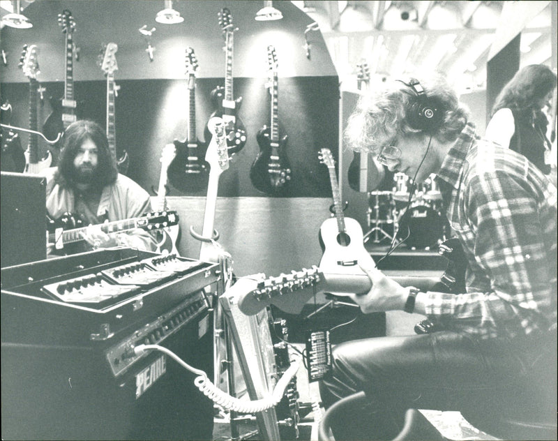 MUSIC FAIR FUES MEASURING MEASURING MUS - Vintage Photograph
