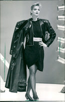 1990 FOGUE TESTS PELZUESSE CONTINUE FASHION ONLY GERMAN PRODUCERS - Vintage Photograph