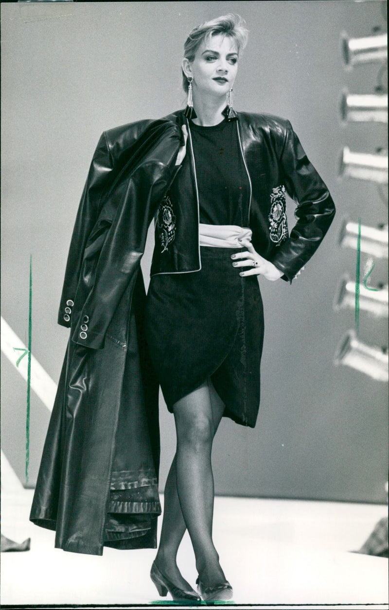 1990 FOGUE TESTS PELZUESSE CONTINUE FASHION ONLY GERMAN PRODUCERS - Vintage Photograph