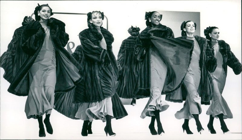 FASHION FOGUE TESTS PELZUESSE CONTINUE FUR PIS COPYRICITY GERD CAEF - Vintage Photograph