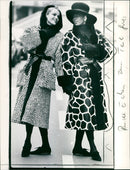 1988 FASHION FOGUE TESTS PELZUESSE CONTINUE FUR RENCHE ECHEN TEIL FREM - Vintage Photograph