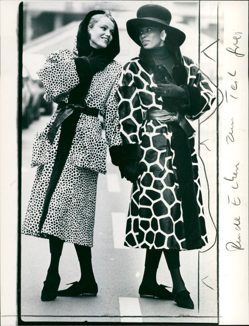 1988 FASHION FOGUE TESTS PELZUESSE CONTINUE FUR RENCHE ECHEN TEIL FREM - Vintage Photograph