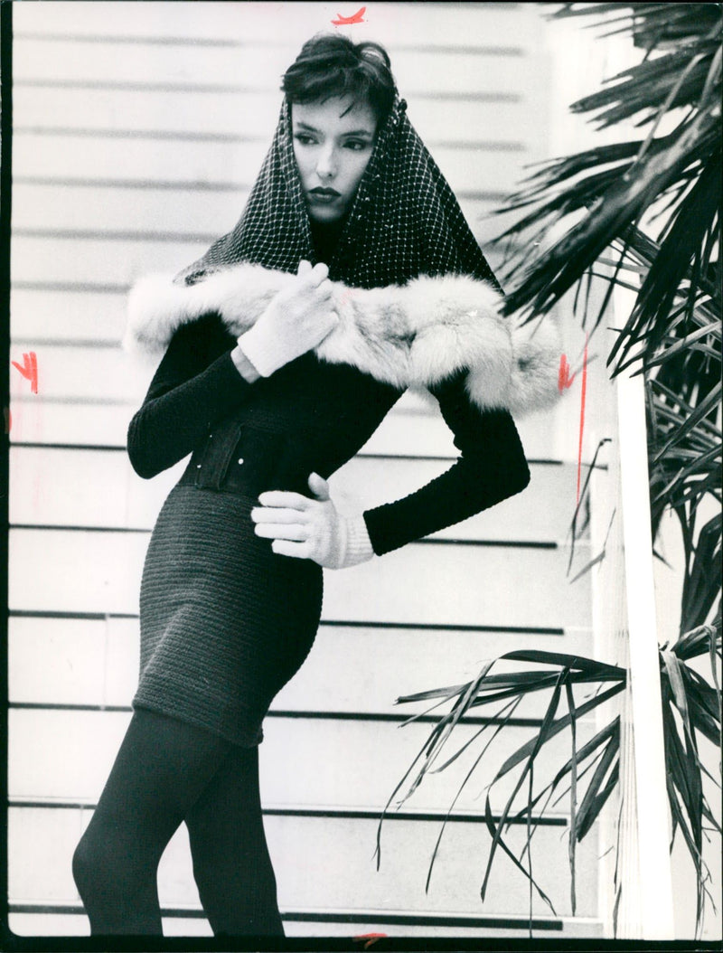 1988 FASHION FOGUE TESTS PELZUESSE CONTINUE FUR ANIS TERFIS MEASURING - Vintage Photograph