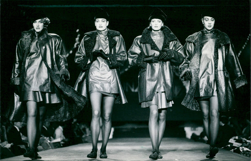 1988 FASHION FOGUE TESTS PELZUESSE CONTINUE FUR FFMO - Vintage Photograph