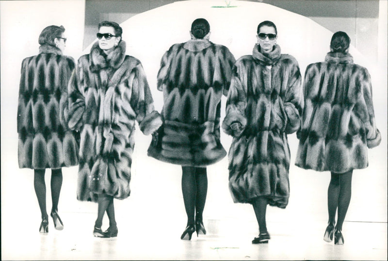 1988 FASHION FOGUE TESTS PELZUESSE CONTINUE FUR ITALY - Vintage Photograph