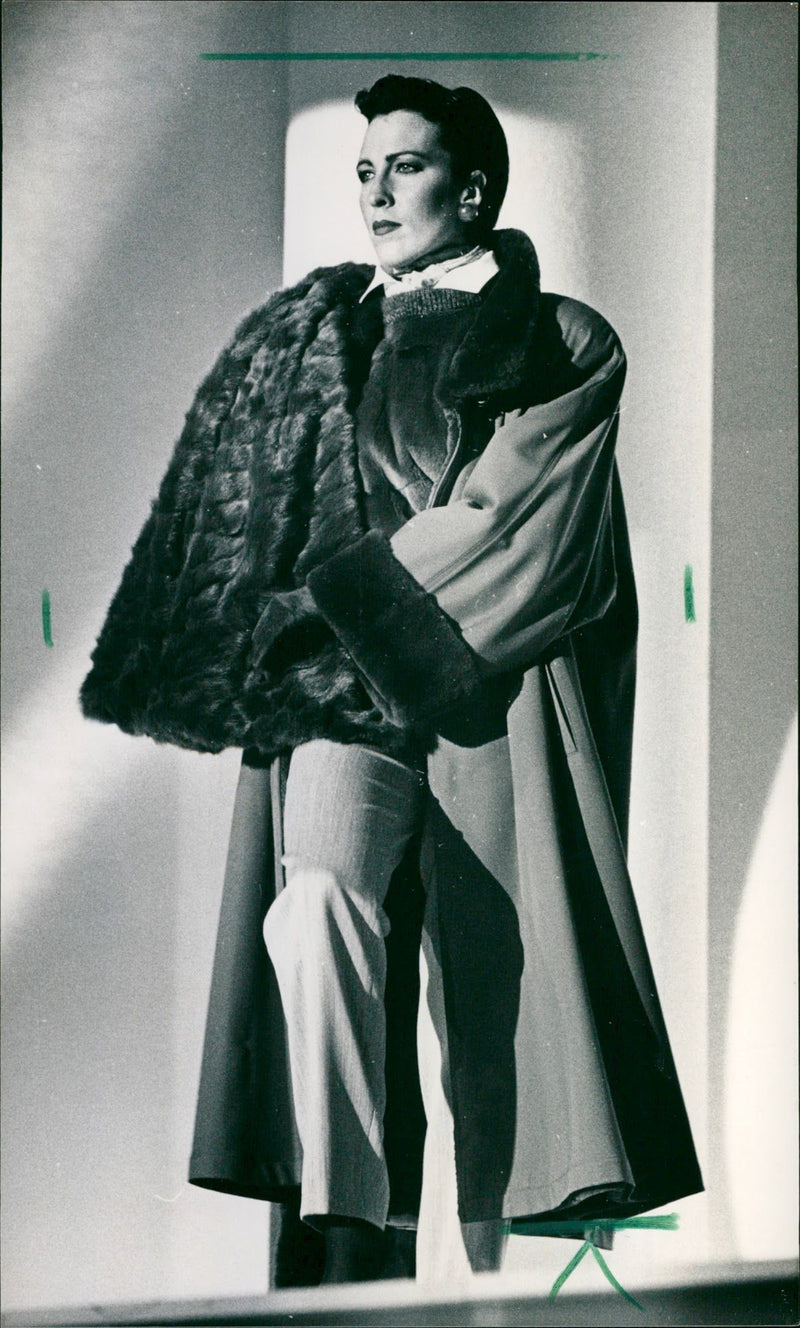 1989 FASHION FOGUE TESTS PELZUESSE CONTINUE FUR GOLD EUPLS FUNCTION FAIR - Vintage Photograph