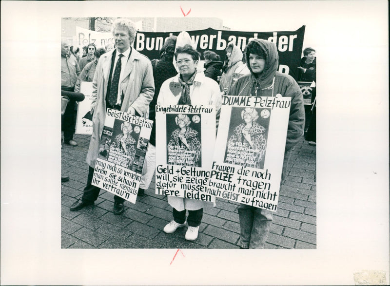 1989 FASHION FOGUE TESTS PELZUESSE CONTINUE FUR MOD BUNI VERBAN VERBA - Vintage Photograph