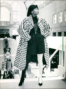 1986 FASHION FOGUE TESTS PELZUESSE CONTINUE FUR CENT - Vintage Photograph