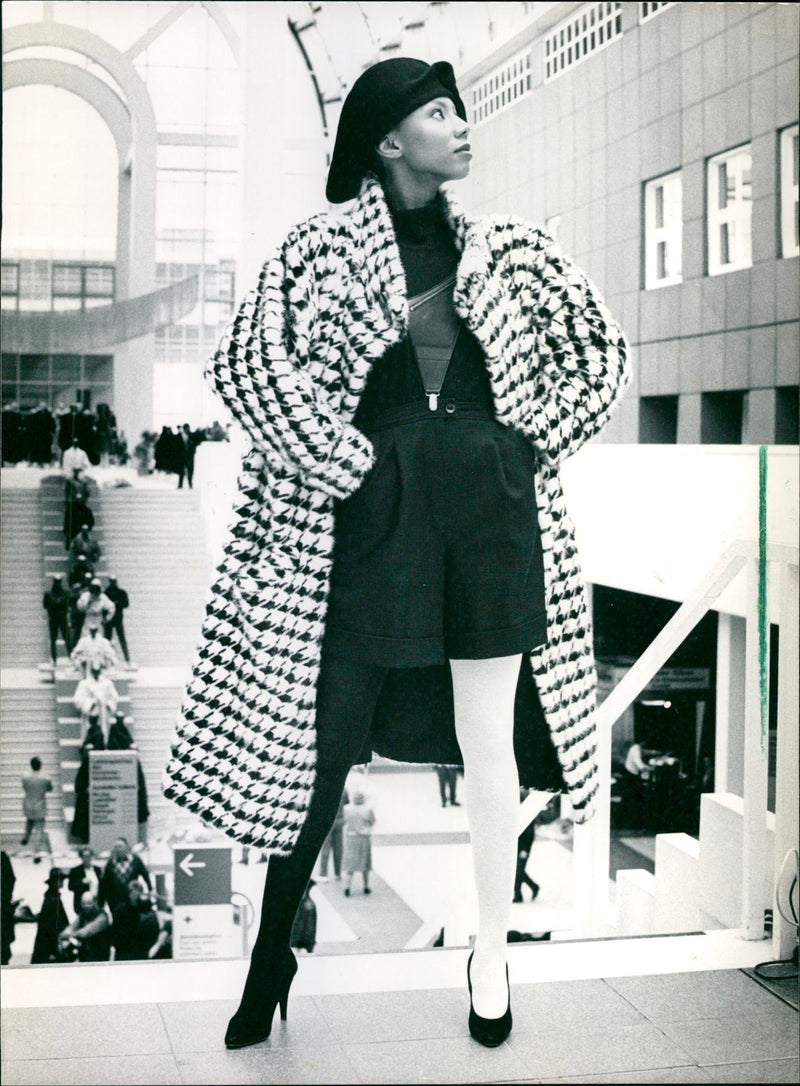 1986 FASHION FOGUE TESTS PELZUESSE CONTINUE FUR CENT - Vintage Photograph